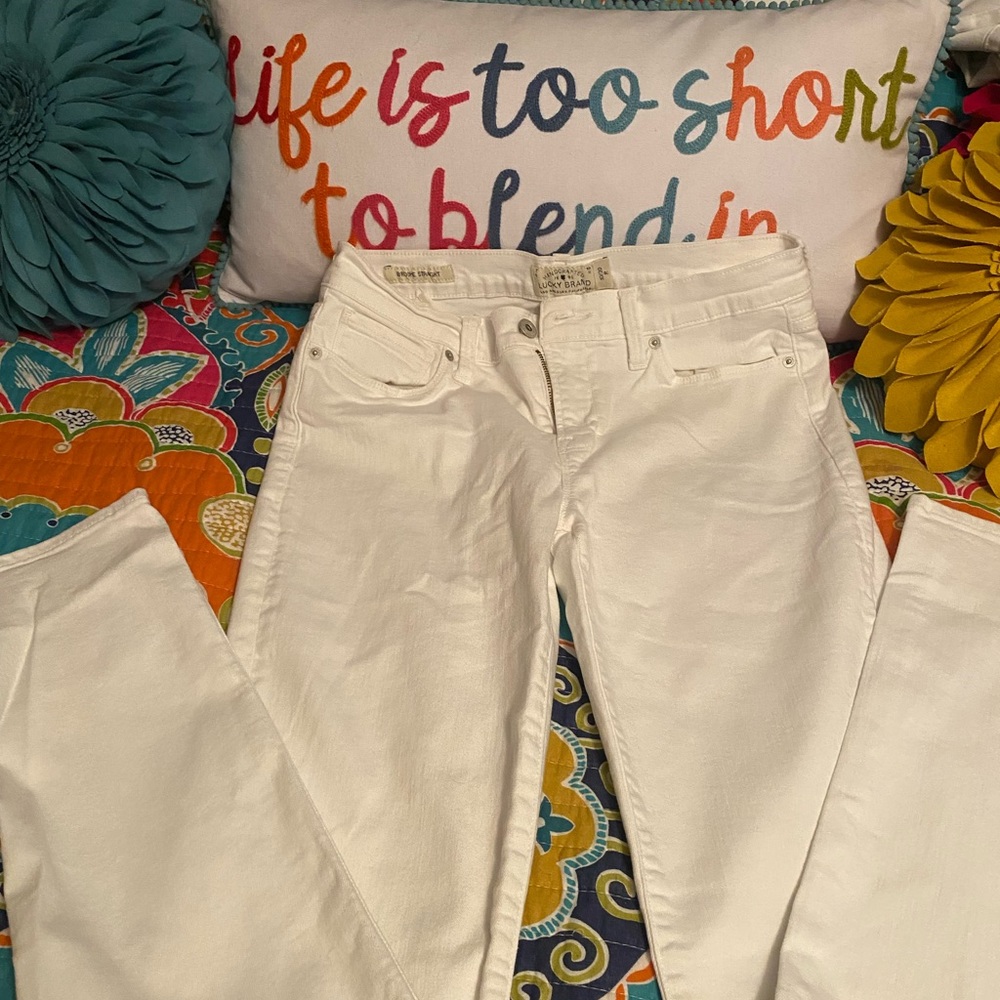 White lucky brand straight leg jeans  size 10/30